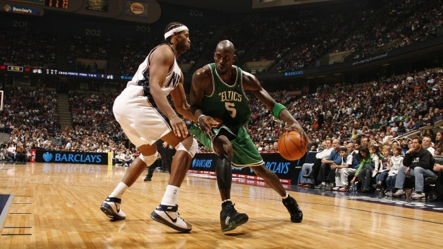 伊朗球队合影全员戴手套围巾，时尚圈点赞“冷酷战士”